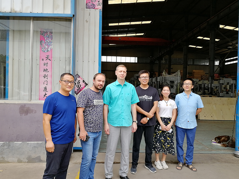 俄羅斯客戶到廠驗(yàn)收機(jī)器，獲得客戶一致好評(píng)
